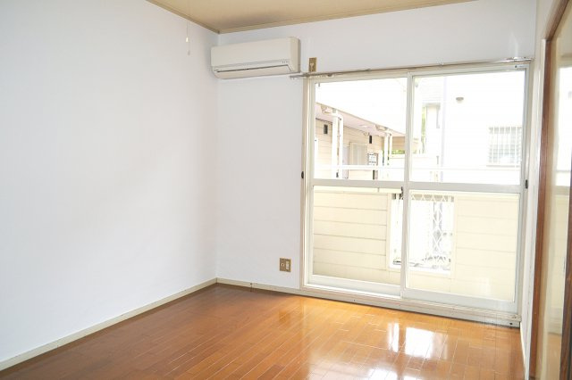 コーポ・シャトレーヌの洋室|落ち着いた色調の洋室です