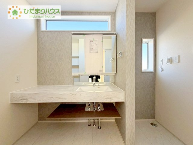 【独立洗面台】 | 龍ケ崎市姫宮町　新築戸建 | ワイドな独立洗面台には、ちょっとしたスキンケア用品などを置くのにも便利ですね(^^)/