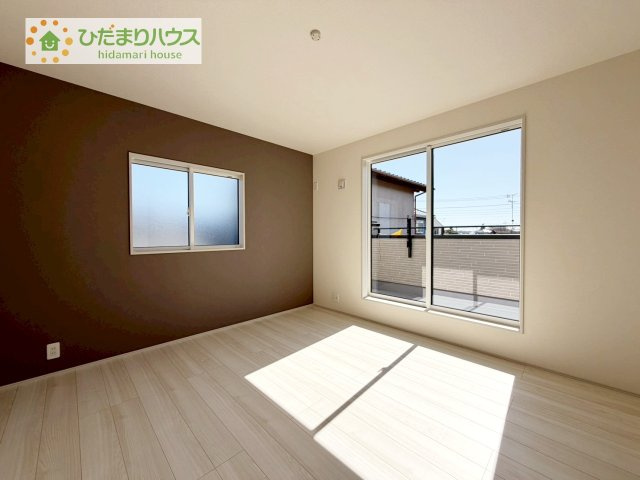 【洋室】 | 龍ケ崎市姫宮町　新築戸建 | バルコニーに面していて、たっぷり光りの入る明るい主寝室です！