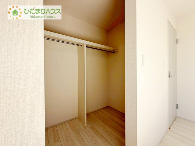 【収納】 | 龍ケ崎市姫宮町　新築戸建 | 小物類から掃除機やシーズンオフの暖房器具といった大きいものまで1か所に収納できる、機能的な大容量ウォークインクローゼット付き(^^♪
