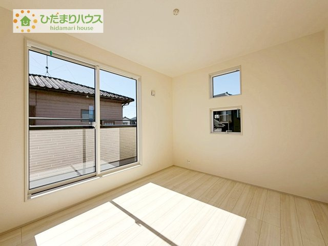 【洋室】 | 龍ケ崎市姫宮町　新築戸建 | バルコニーに面していて、たっぷり光りの入る明るい子供部屋です！