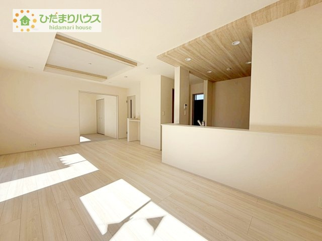 【居間・リビング】 | 龍ケ崎市姫宮町　新築戸建 | 南側にお庭があり、明るく開放感のあるリビング。
昼間は、電気いらずでエコ+節約にもなります。