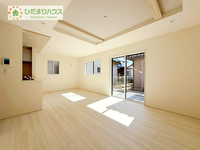 【居間・リビング】 | 龍ケ崎市姫宮町　新築戸建 | リビングの窓からはあたたかな日差しが差し込みます(*'▽')