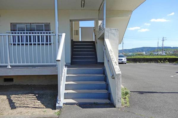 ビレッジハウス長岡3号棟のエントランス