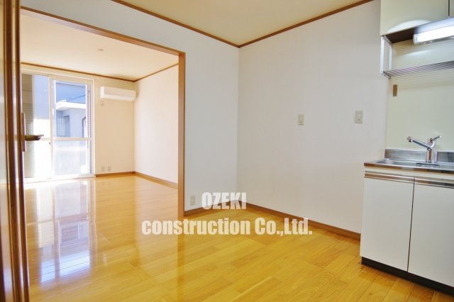 エメラルドハイツの居間・リビング