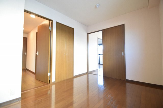 コンフォースＫの居間・リビング|北側洋室6.1帖