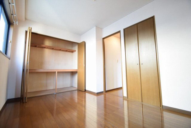 コンフォースＫの居間・リビング|敷地内に駐輪場あります