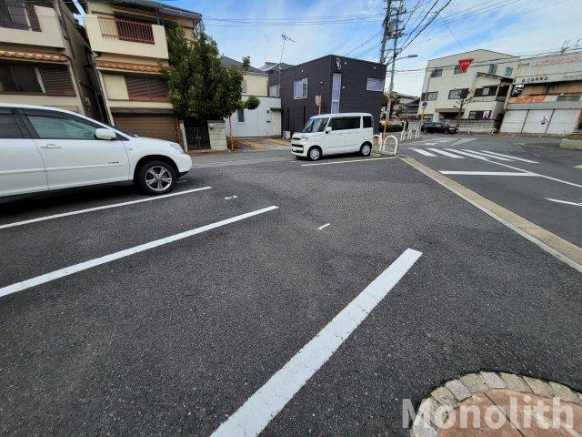 グランデスの駐車場