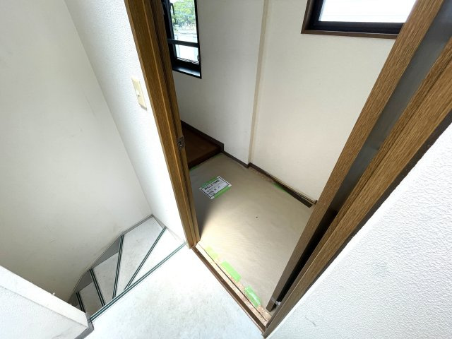 小林ビルの玄関