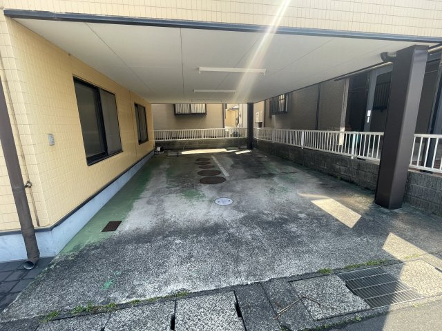 小林ビルの駐車場