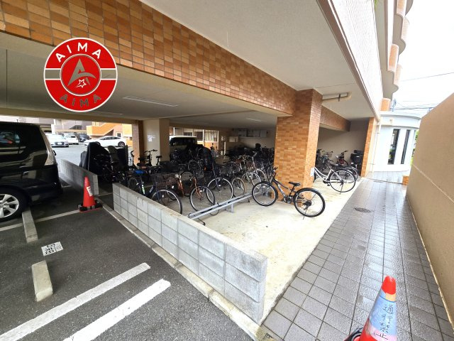 ライオンズシティ姪浜の内観：施工例|毎日使うものだから清潔な空間を保ちたい水回り。洗面にはそんな願いを解消させてくれる収納アイデアが満載です。三面鏡の裏側にはキャビネットが現れ小物から背の高い物まで収納できます。
