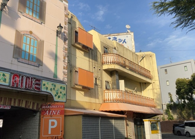 【外観】 | ホテルマリオネットアイネ | 土地の面積＝住宅面積ではありません。建ぺい率の問題などで、土地のある場所によって住宅を建てられる面積は限られています。高さもしかり、「土地」という言葉の中には、建築条件も含まれると考えておきましょう。