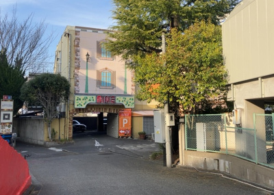 【外観】 | ホテルマリオネットアイネ | 現地に行くなら、物件の周囲の地形がどうなっているかを見ることも大切です。周辺より低くなっている土地では、大雨などで水が集まりやすいため、地盤が弱くなっているということも考えられるため、注意が必要です。