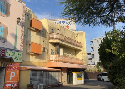 【外観】 | ホテルマリオネットアイネ | 土地購入を検討されている場合、境界杭がない状態で購入してしまうと境界確定測量をする必要があり、費用がかかります。購入の前に、売主、隣土地所有者立ち合いのもと境界を確定し境界杭を設置するのがベストです。