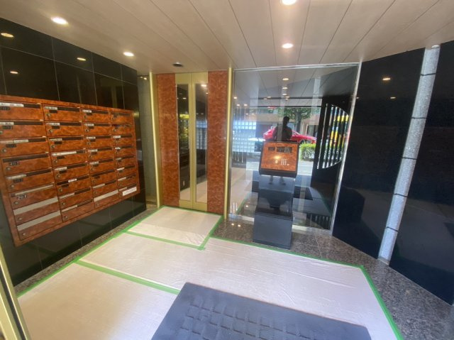 サニーハイム金閣寺のエントランス