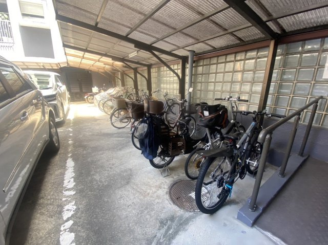 サニーハイム金閣寺の駐輪場