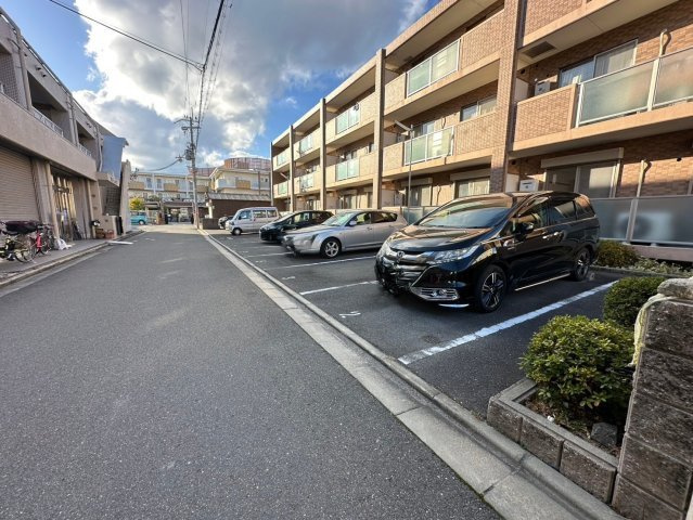 アムールカセイの駐車場