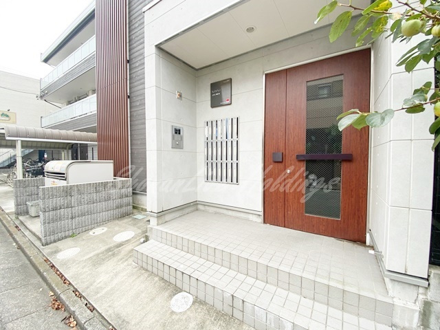 藤沢市亀井野１丁目の賃貸マンションのエントランス