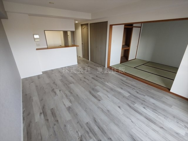 【居間・リビング】 | ダイアパレス川越新河岸 | こちらの12.4帖のリビングで趣味の時間をお楽しみください