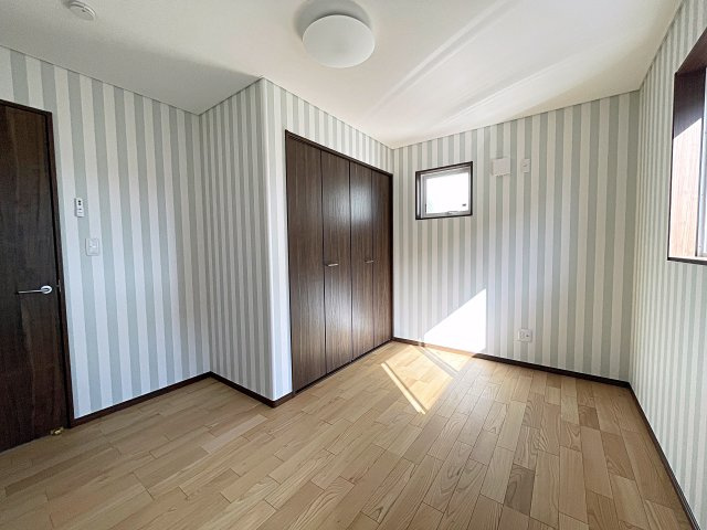 【エコnaホーム】　郡山市小原田1丁目　小原田小・小原田中の洋室|南東側の6帖の洋室はアクセントクロスがおしゃれなお部屋です！