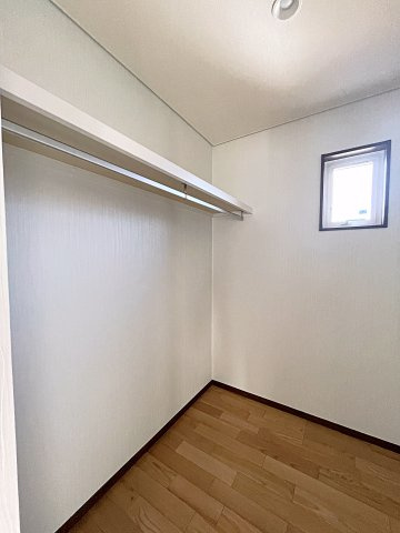 【エコnaホーム】　郡山市小原田1丁目　小原田小・小原田中の収納|大容量のWICはハンガーパイプがあり衣類も見やすく収納できます！