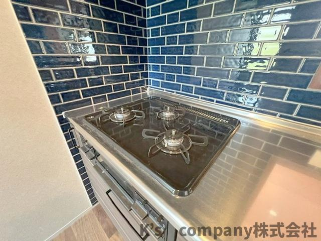 茅ヶ崎市赤羽根　新築戸建のキッチン|同時進行ができる3口コンロ♪