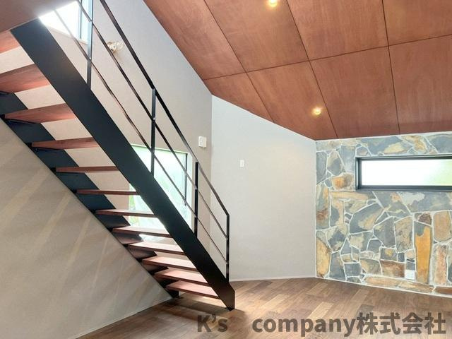 茅ヶ崎市赤羽根　新築戸建の居間・リビング|お洒落なアクセントクロスやダウンライトや吹き抜け仕様なリビング◇◇