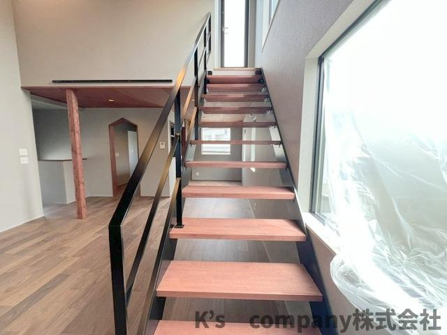 茅ヶ崎市赤羽根　新築戸建の内装|スカイバルコニーへ繋がる鉄骨階段♪