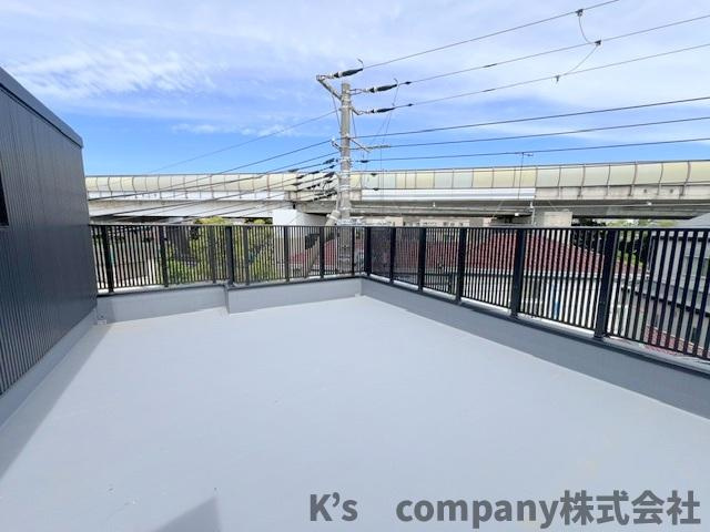 茅ヶ崎市赤羽根　新築戸建のバルコニー|屋上には広々14帖の大型スカイバルコニー付き◇◇