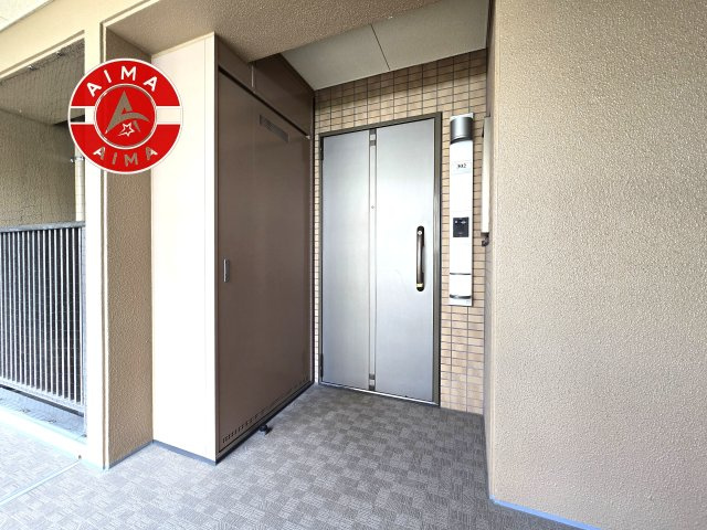 コスモ博多古門戸の内観：施工例|家族分の靴を十分に収納でき、玄関が散らかりにくい設計です。