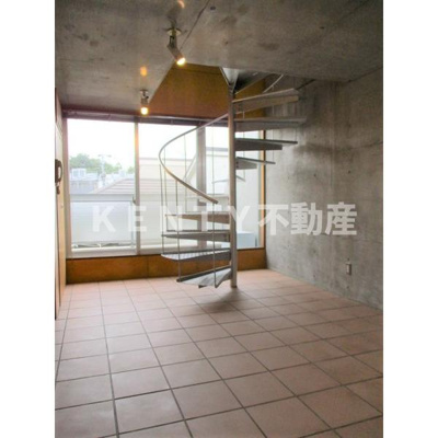 【居間・リビング】 | ｐａｓｓａｇｇｉｏ | こちらの居間で趣味の時間をお楽しみください