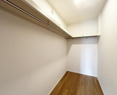 港南台パークホームズのその他|2.4帖の納戸です。季節外れのお洋服を収納したり、レジャー用品などの収納に便利です。