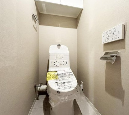 港南台パークホームズのトイレ|落ち着いた印象のトイレスペースです。収納もございます。