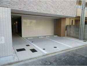 クリスタルテラス本山の駐車場