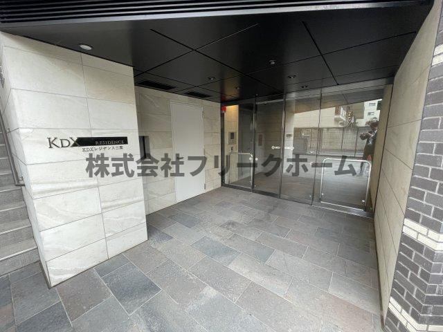 三鷹市下連雀４丁目の賃貸マンションのエントランス