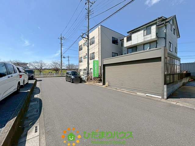 久喜市西大輪4丁目　中古一戸建ての前面道路含む現地写真