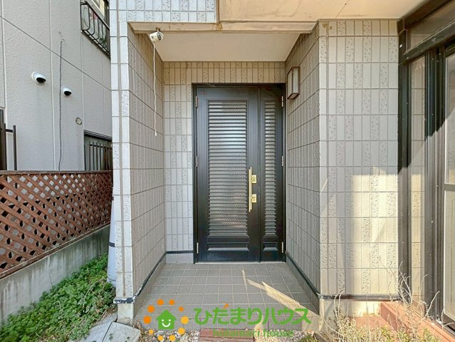 久喜市西大輪4丁目　中古一戸建ての玄関