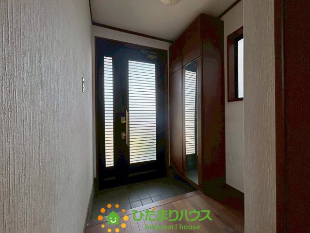 久喜市西大輪4丁目　中古一戸建ての玄関