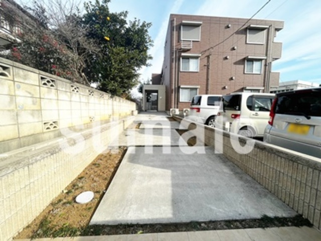 ブラウンヒルズの外観|建物の入り口です。