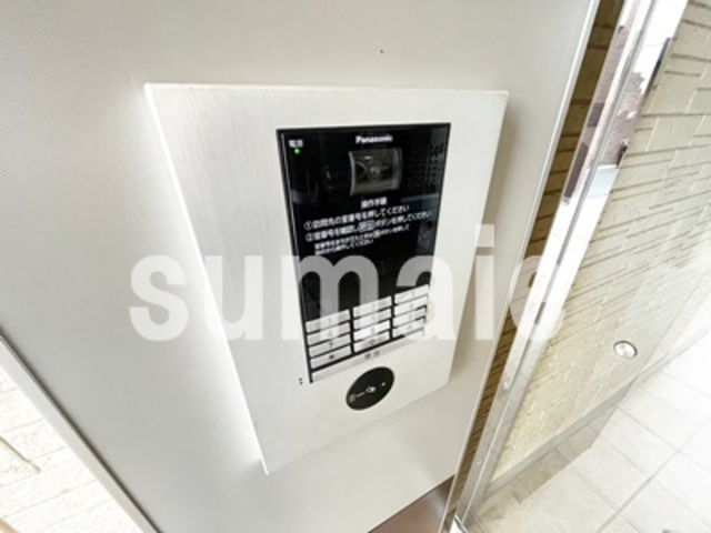 ブラウンヒルズのエントランス|エントランスのインターホンです。