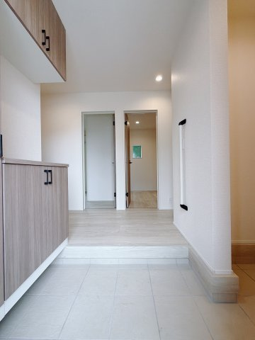 【新築戸建】前橋市朝倉町3丁目01期の玄関|■玄関収納｜太陽の光をたっぷり採り込む南玄関☆ご家族の靴がたくさんしまえる下駄箱付き。お子様の靴がこれから増えても安心な大きさです。