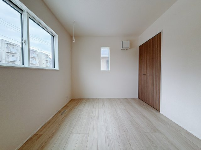 【新築戸建】前橋市朝倉町3丁目01期の洋室|■1階洋室｜お子様の一人部屋にピッタリな洋室。木のぬくもりを感じるフローリングは、天然木の味わいが時とともに深みを増していきます。また、傷にも強く、フリーワックスでお手入れもラクラクです♪
