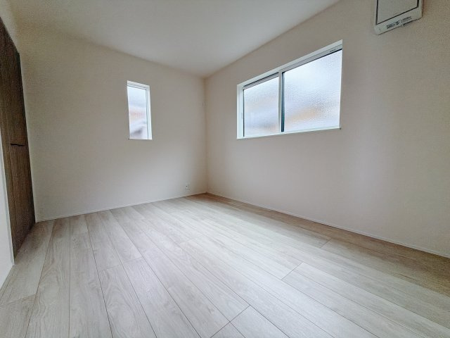 【新築戸建】前橋市朝倉町3丁目01期の洋室|■1階洋室｜ナチュラルカラーの床です。模様替えなどとても楽しく工夫できます♪陽当たり、風通しもとても良いので毎日快適な生活スタートです！子供部屋にも良いですね♪