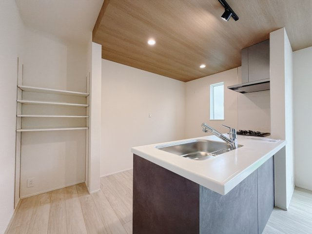 【新築戸建】前橋市朝倉町3丁目01期のキッチン|■キッチン｜作業がはかどる広々カウンタースペース。会話がはずむ「オープンキッチン」なので家族とのコミュニケーションも活発になります。