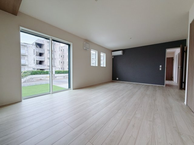 【新築戸建】前橋市朝倉町3丁目01期の居間・リビング|■リビング｜大きい窓からあたたかいたっぷりの光が入ります♪開放的な空間で毎日をもっと快適に(*＾＾*)