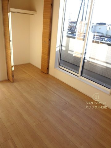 ブルーミングガーデン  水戸市赤塚１丁目　1の洋室|折戸を開くと壁面クローゼット。衣類が横一列に並ぶためひと目で洋服が選びやすい！衣類をたくさんお持ちの方もスッキリ片付きます♪（写真は完成イメージ）