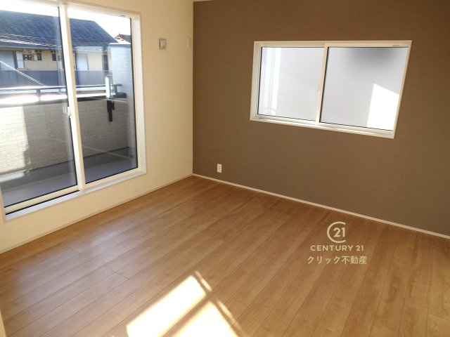 ブルーミングガーデン  水戸市赤塚１丁目　1の洋室|アクセントクロスが効果的。スタイリッシュでセンスのいいお部屋を演出します。バルコニーに面しておりますので、明るく開放感もあります。たっぷりの収納スペースも配備！（写真は完成イメージ）