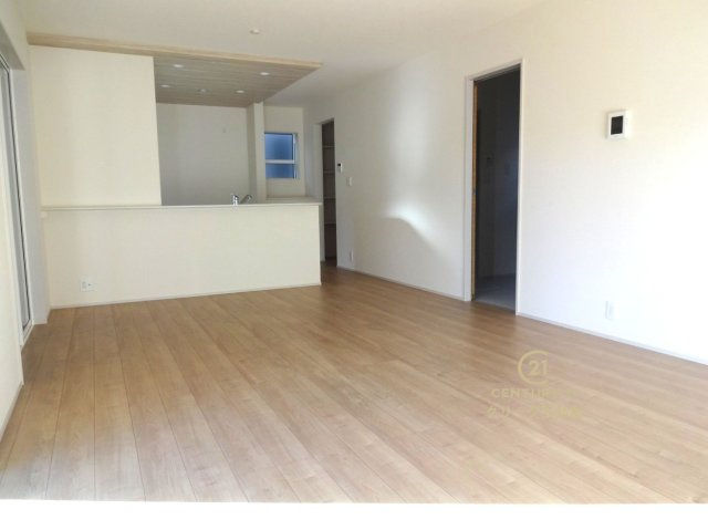 ブルーミングガーデン  水戸市赤塚１丁目　1の居間・リビング|カーテンやラグの色、質感、選ぶ家具などでお部屋の雰囲気が変わります。お好みのインテリアを楽しみましょう♪白を基調とした内装ですので、あらゆるスタイルが馴染みます。（写真は完成イメージ）