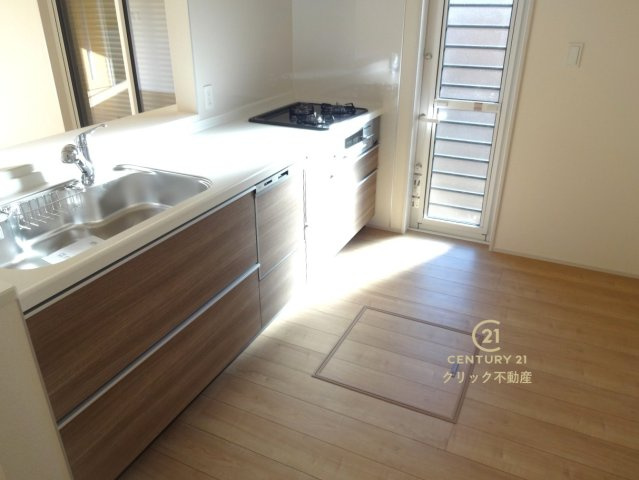 ブルーミングガーデン  水戸市赤塚１丁目　1のキッチン|ワイドなカウンターと高い収納力で、ご夫婦で、またお子様と一緒に料理をするにも十分な広さ。勝手口はゴミ出しの時や、土の付いたお野菜を置いておくのにも便利です。（写真は完成イメージ）