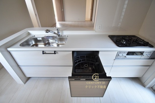 ブルーミングガーデン  水戸市赤塚１丁目　1のキッチン|ワイドなカウンターと高い収納力で、ご夫婦で、またお子様と一緒に料理をするにも十分な広さ。食事の後片付けもラクラクの食洗機つき♪水道代の節約になり、気になる手荒れも防げそう！